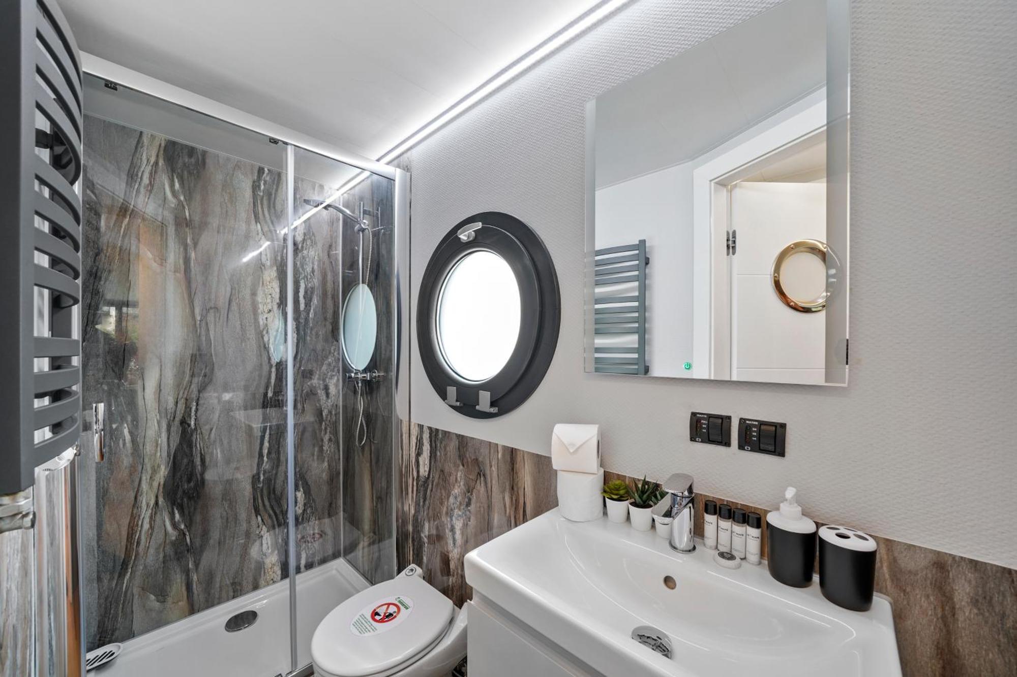 Unique Water Lodge In London - Sleeps 6 Eksteriør bilde